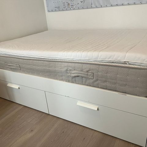 Komplett IKEA seng med overmadrass 140x200