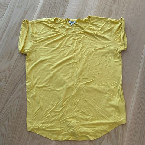 T-skjorte i nydelig gulfarge fra mbyM selges for kun kr. 50