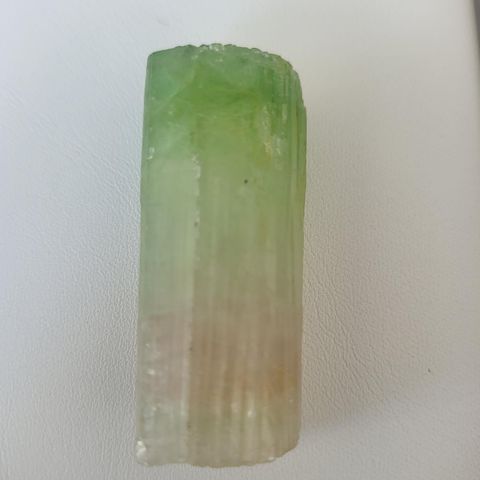 Stor Turmalin / Tourmaline Krystall fra Brasil som har 138 CT