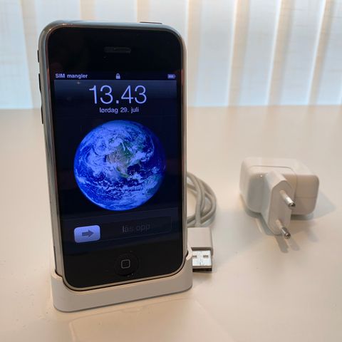 iPhone 2007, 1. gen med ladekabel og holder