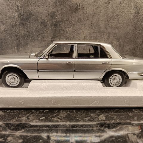 Mercedes-Benz 450 SEL 6.9 W116 - 1978 modell - sølv metallic - Norev - 1:18