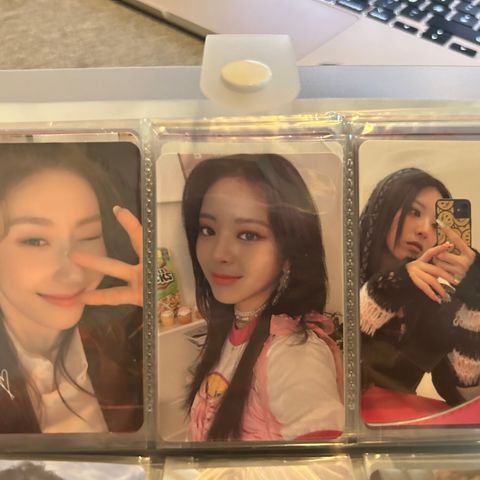 ITZY, Kpop, photocards, fotobilder fra ulike albumer.