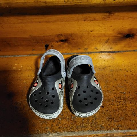 Crocs som blinker, strs 8(ca 23-26 i norsk )