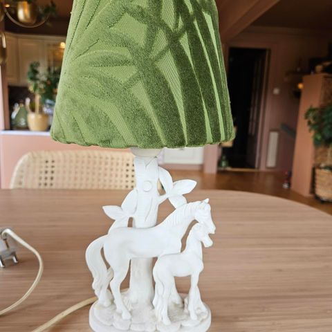 Vintage bordlampe med hester.