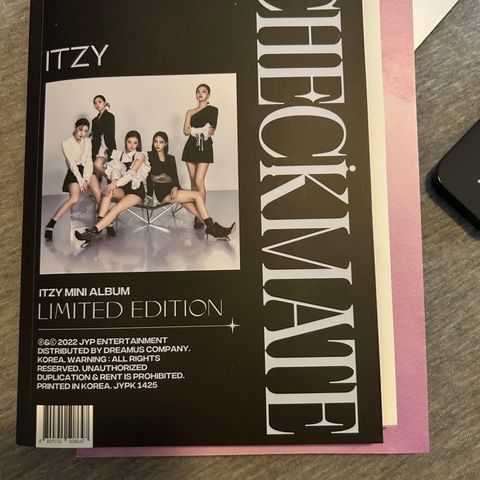 Kpop album, ITZY, checkmate limited edition