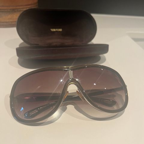 Solbriller fra Tom Ford - Andrea TF54 - Brun