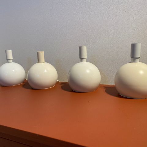 Hvite ball bordlamper, Danalux, Artilux, Hagro