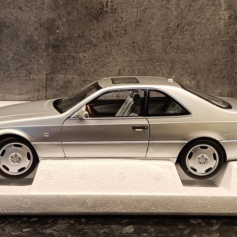 Mercedes-Benz CL600 C140 - 1997 modell - sølv metallic - Norev - skala 1:18