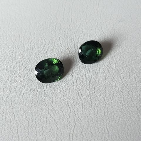 2 stk Natural Tourmaline/Turmaline forest green  farger som har total cca 2 CT