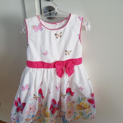 Ubrukt kjole fra Happy Girls selges for 100 kr.