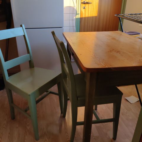 RESERVERT Kjøkkenbord gis bort (stolene allerede gitt bort)