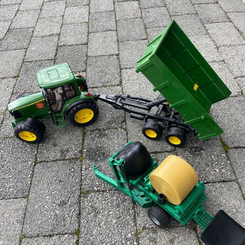 John Deere leketraktor med tilhengere