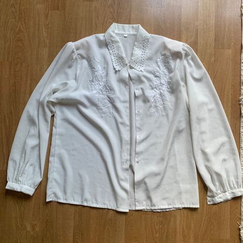 Hvit vintage bluse / skjorte med  blondekrage og blomstermønstret broderi.