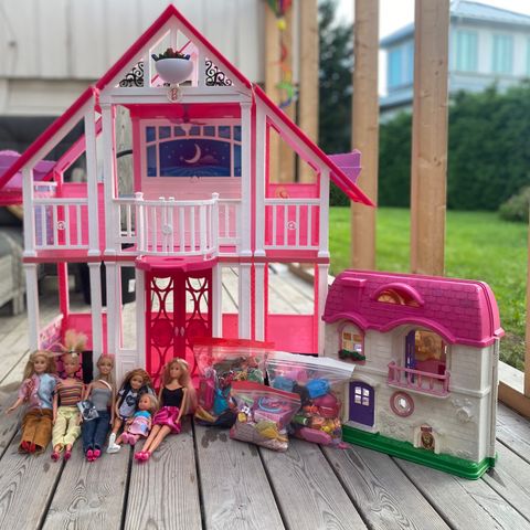 Barbie hus,  dukker m.m til salgs