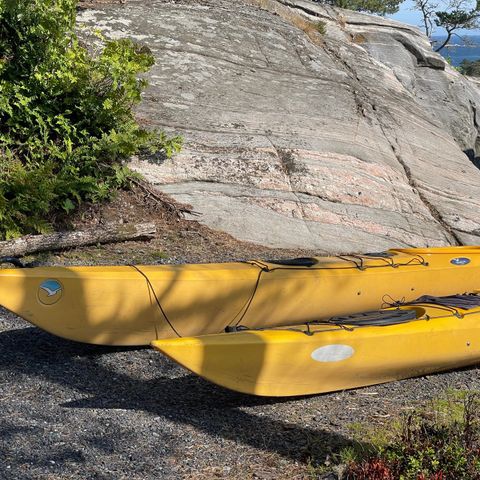 Kajakk for voksen og kajakk  for junior. Selges helst samlet.