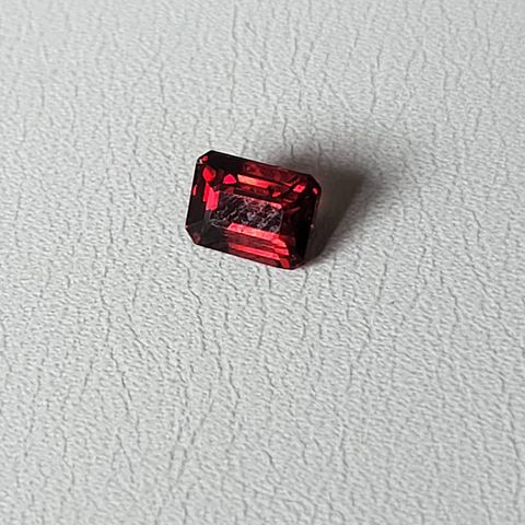 Super vakker 1 CT natural Garnet