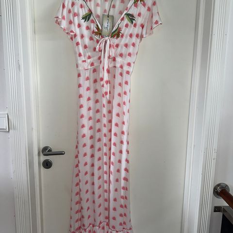 Ubrukt/ny med lappen på! Nydelig lang kjole fra Skemo - høy kvalitet! God pris