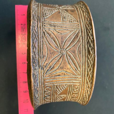Antikk vest Afrikansk armbånd i Bronse