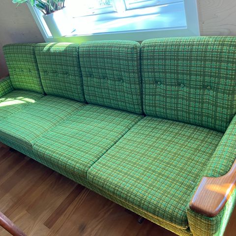 Retro grønn 4 seter sofa m/ armlen i teak