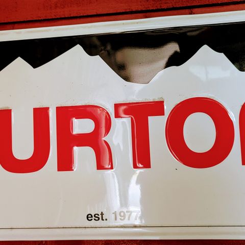 Burton snowboard skilt.