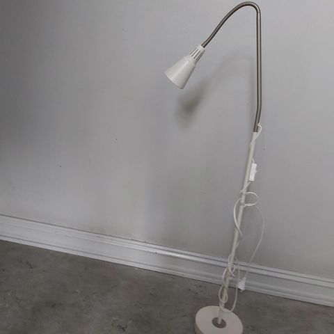1 stk igjen. Lampe KVART fra IKEA. Stålampe. Gulvlampe. Leselampe.