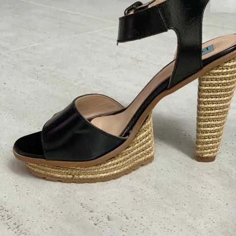 Apair  str 40 raffia pumps