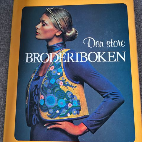 DEN STORE BRODERIBOKEN, innbundet fra 1979 ved Liv Møller, meget pen