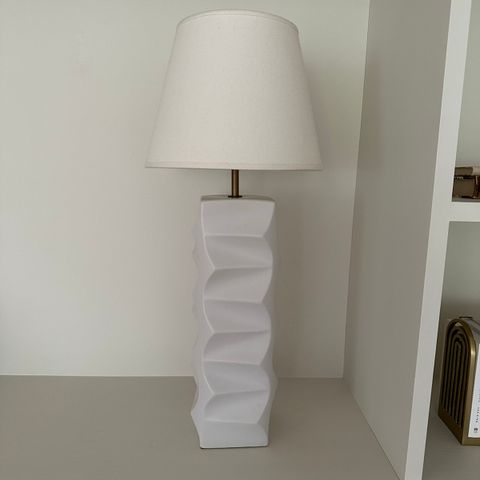 Høy skulpturell keramikk bordlampe m/linskjerm