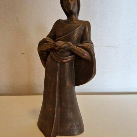 Figur av kvinne i keramikk
