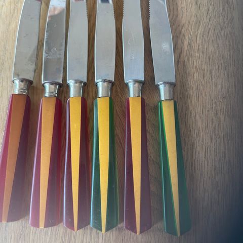 6 retro kniver selges samlet for 350