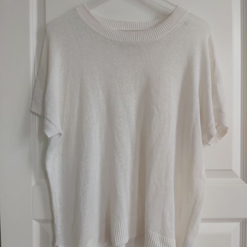55% LINEN. Gjennomsiktig off-white / hvit LOLO sweater.