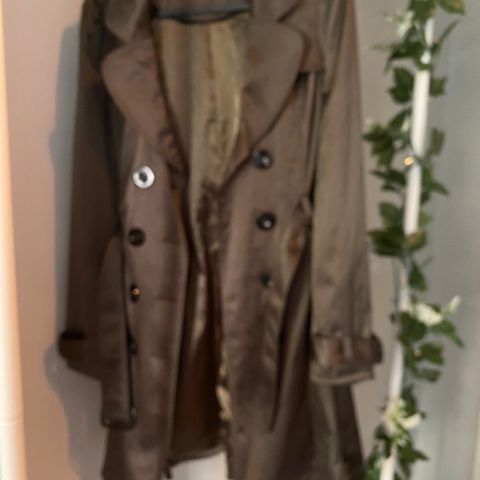 trench coat ( kåpe i farge khaki)