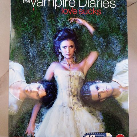 Dvd serie. Vampires diaries. Love sucks. Sesong 1 og 2. Drama. Norsk tekst.