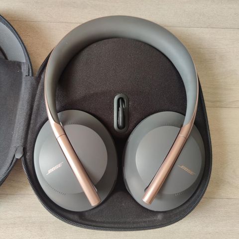 Bose NC 700 m/ladeeske (spesialutgave)