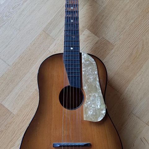 Gammel akustisk gitar