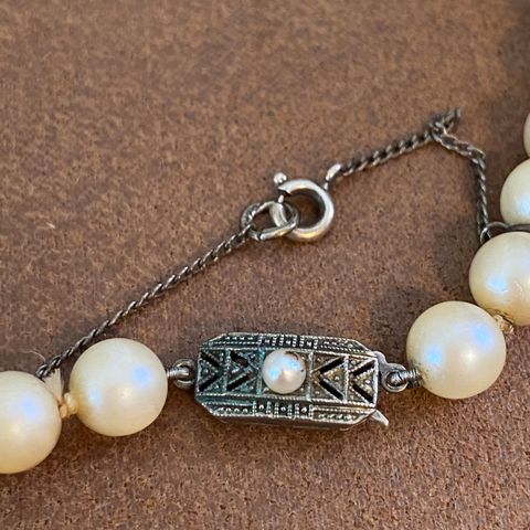 Eldre perlesmykke med sølvlås 830s