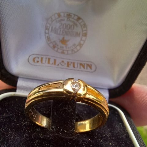 Ring gult + hvitt gull m / diamant 0,10ct