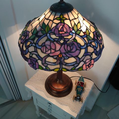 (Ny pris)Tiffany bordlampe, eldre, 2 perer, 2 brytere