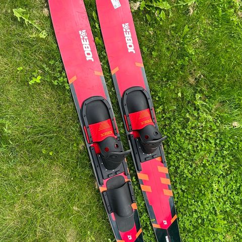 Vannski og wakeboard leies ut for 400,- pr døgn.