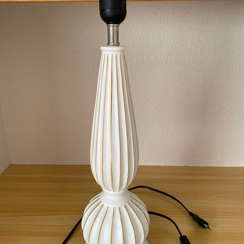 Bordlampe fra Eightmood. Høyde  50 cm uten skjerm.