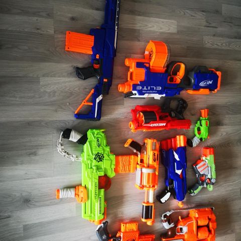 Nerf blaster/ gun/ pistol/ våpen