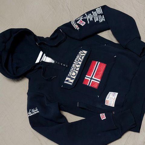 Nesten ubrukt - Kul hoodie med masse detaljer Geographical Norway str 11-12 år