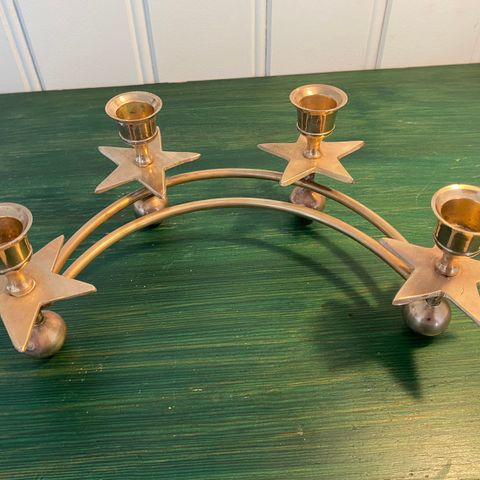 Adventsstake med stjernemansjetter og kuleføtter - vintage messing