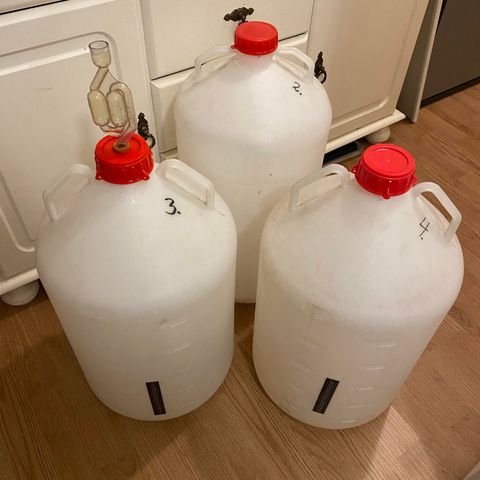 25 liters vinballonger/vindunker/gjæringsdunker.