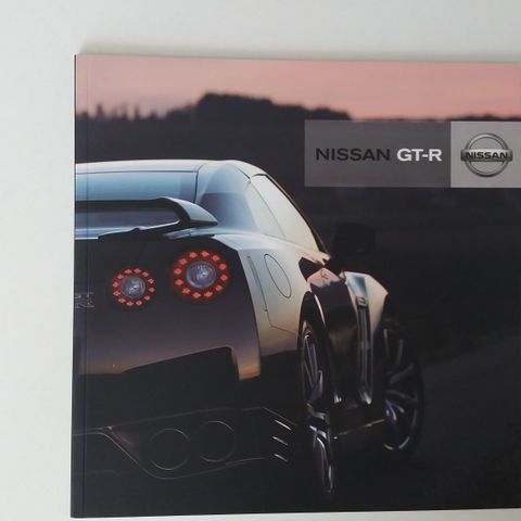 NISSAN GT-R -brosjyre.