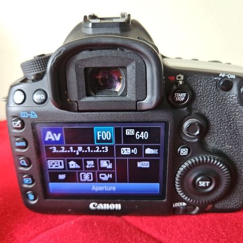 Canon 5D Mark III body med to batterier