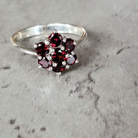 Vakker Sølv Ring stemped 925 med Garnet steiner
