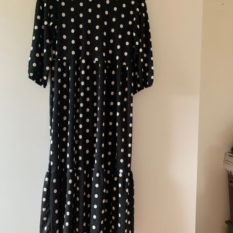 Søt  hvitprikkete sort lang kjole i størrelse L . Ubrukt