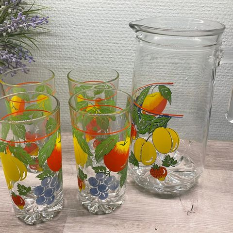 Vintage saftmugge og drikkeglass med fruktmotiv
