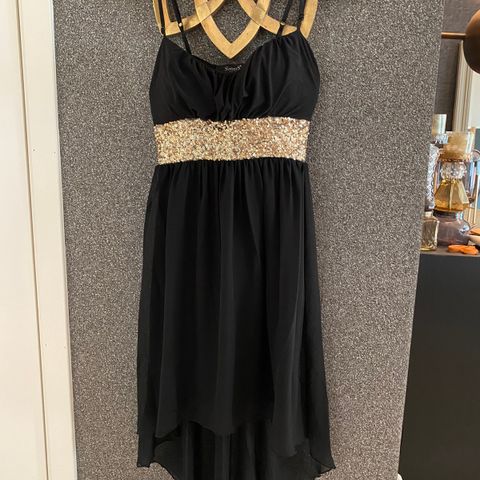 Pen, sort kjole med stropper str S